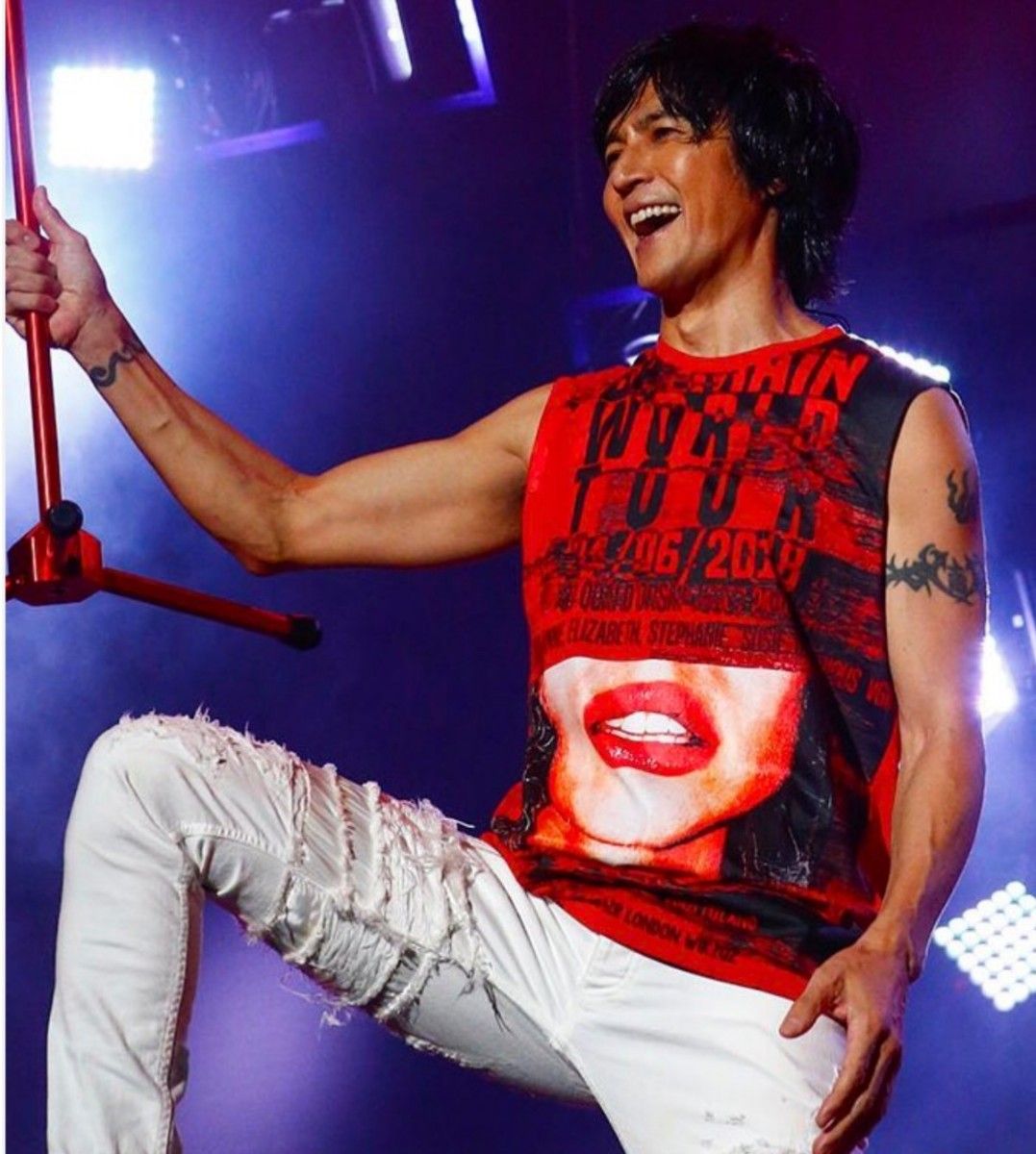 B'z 稲葉浩志さん着用【BALMAIN】フェイスプリントWORLD TOUR B'z 稲葉浩志さん着用【BALMAIN】フェイスプリントWORLD TOUR