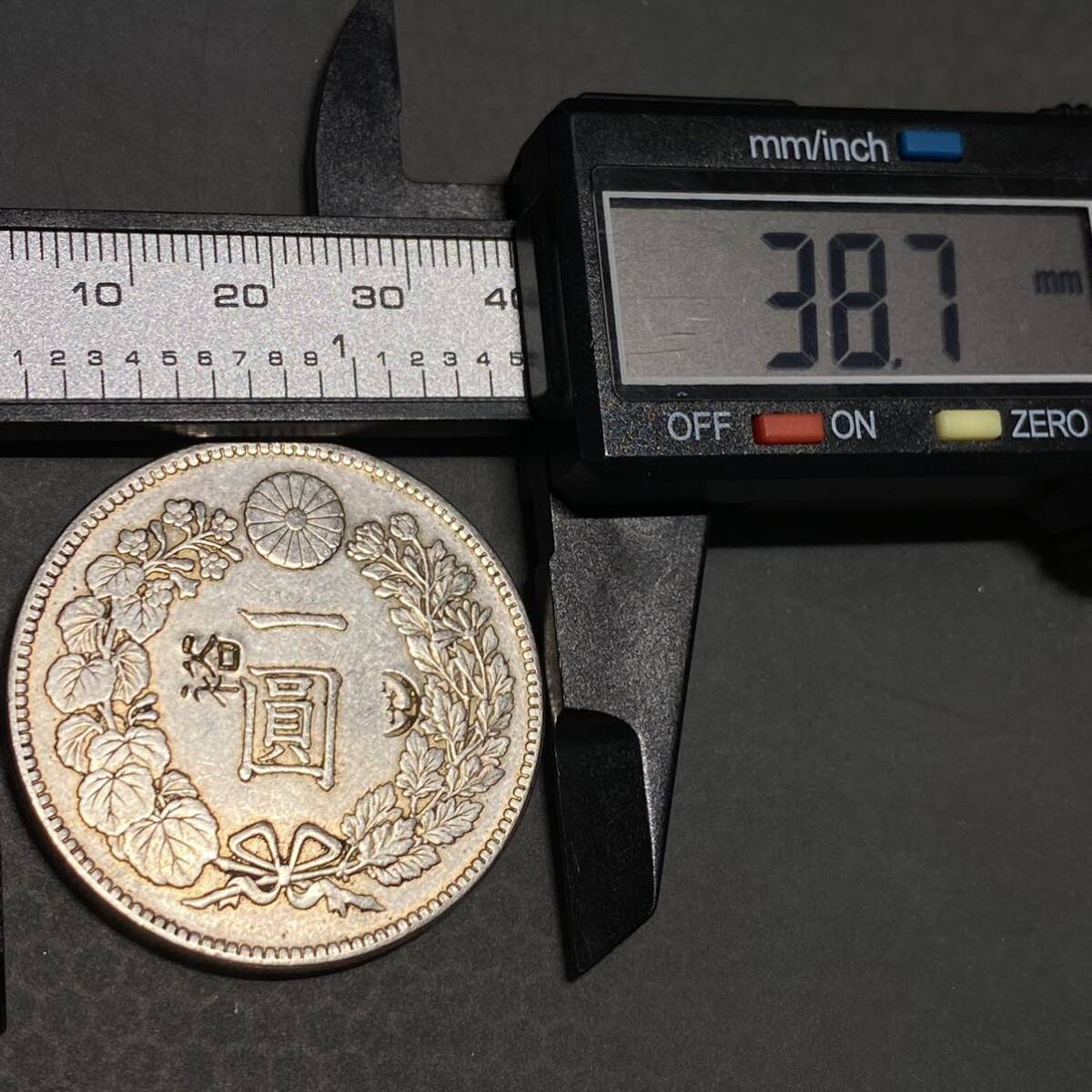 新1円銀貨 明治12年 刻印あり 大型 約27.22g 日本古銭 一圓 一円 銀貨 硬貨 貨幣 コインコレクションの画像5