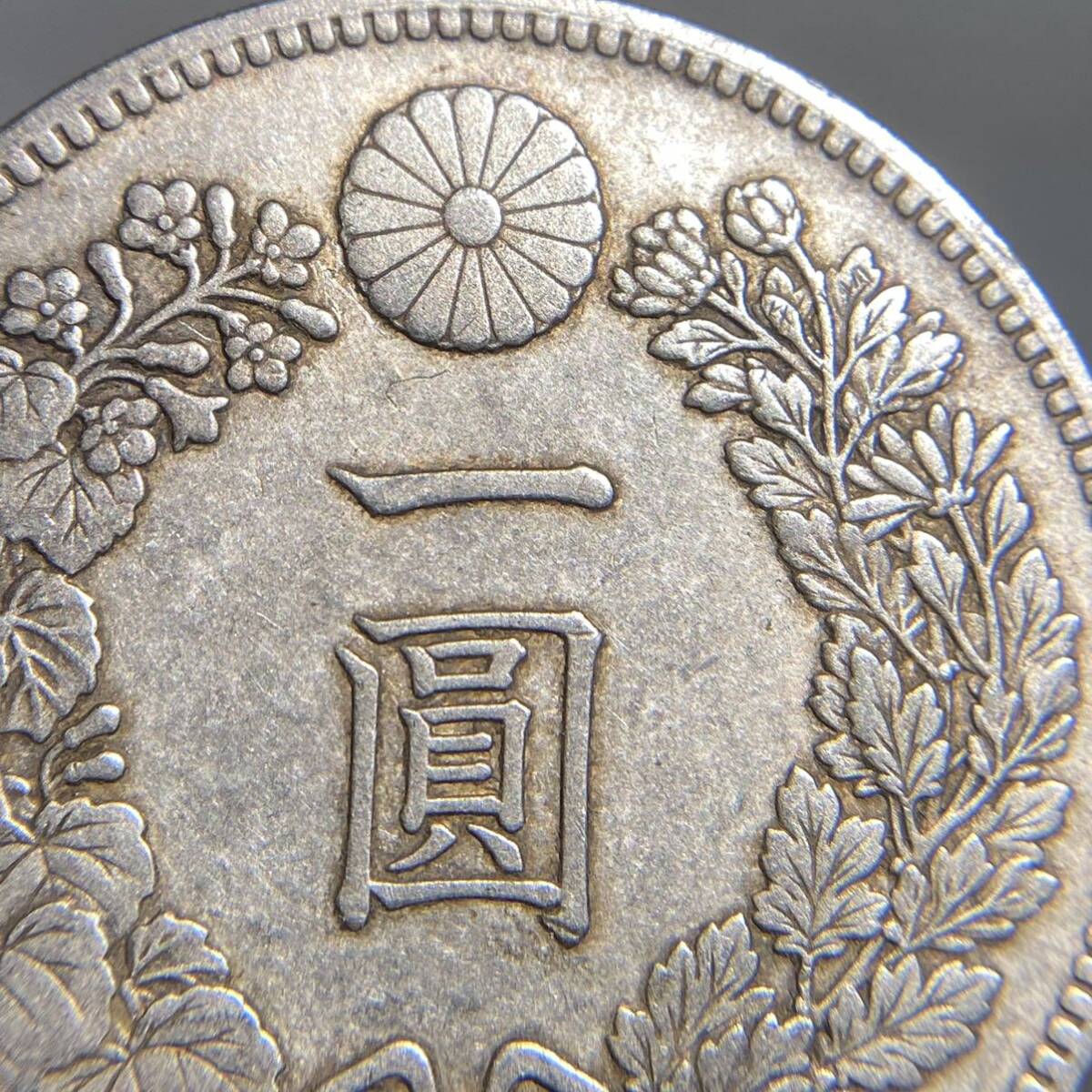 新1円銀貨 明治23年 大型 約26.33g 日本古銭 一圓 一円 銀貨 硬貨 貨幣 コインコレクション の画像3