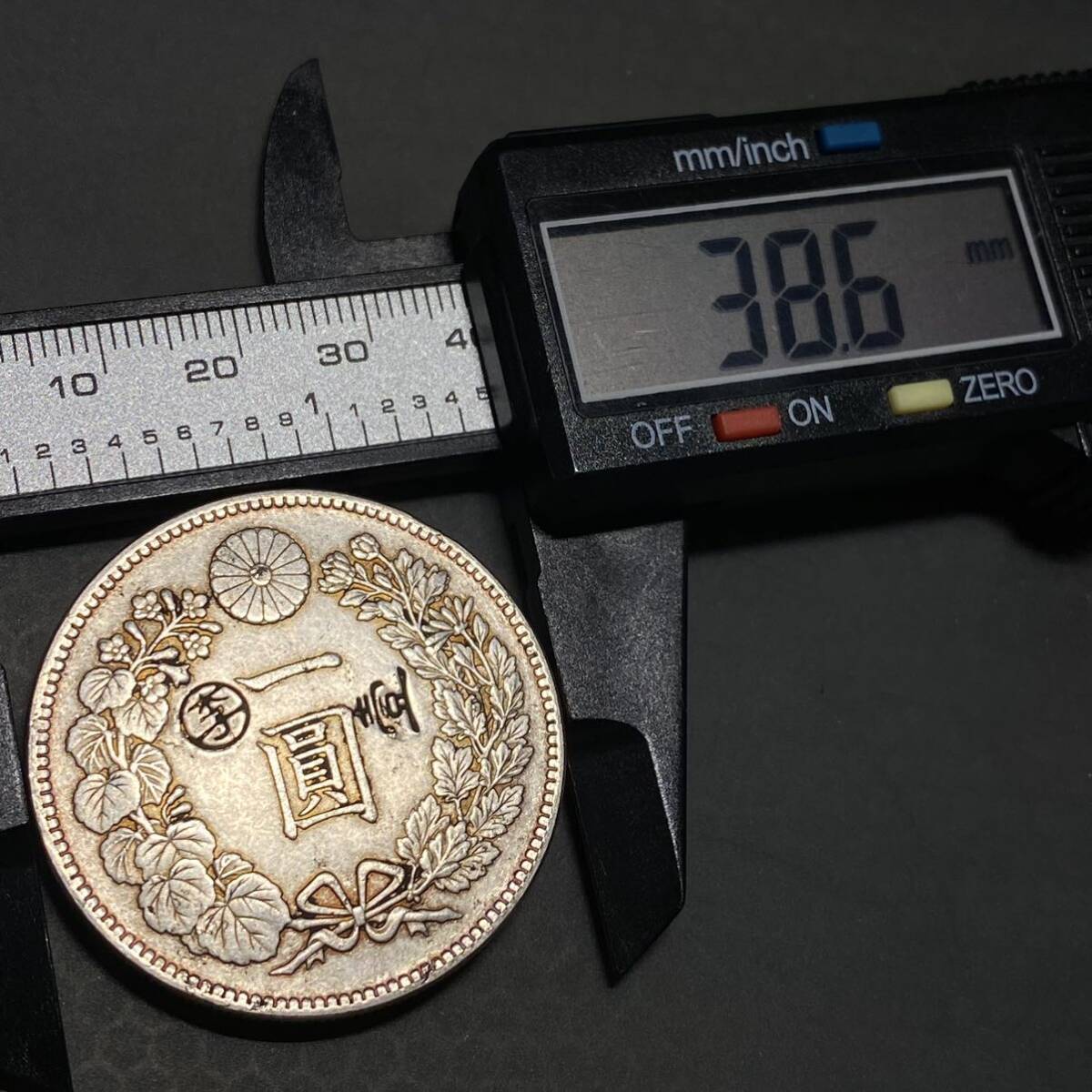 新1円銀貨 明治7年 大型 約26.68g 刻印あり 日本古銭 一圓 一円 銀貨 硬貨 貨幣 コインコレクションの画像5