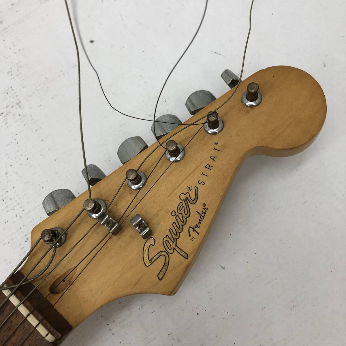 【音出し確認済】Squier by Fender STRAT ストラトキャスター エレキギター / スクワイヤー フェンダー/弦楽器/ジャンク品_画像9