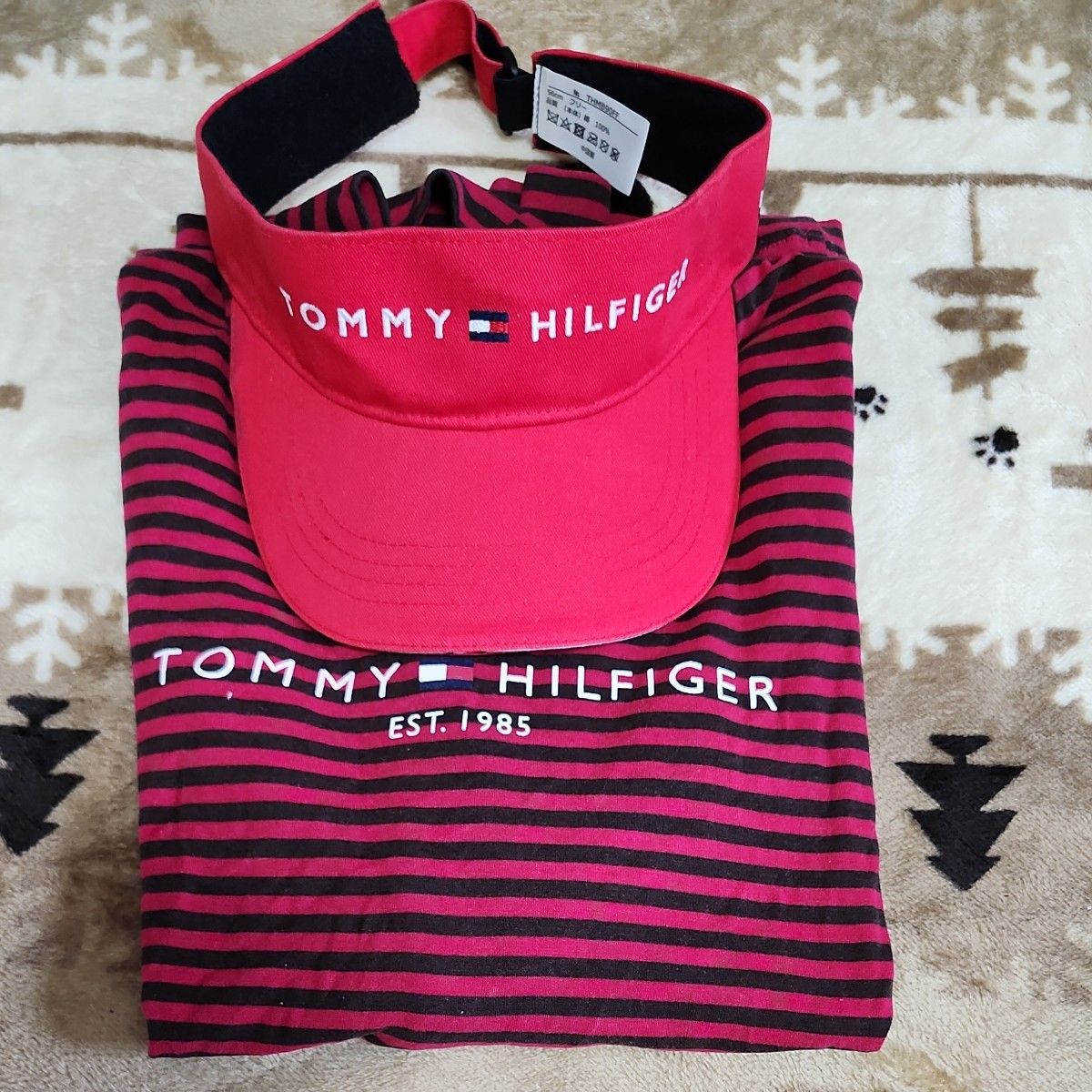 トミーヒルフィガーゴルフ　モックネックシャツ&赤サンバイザーセット
