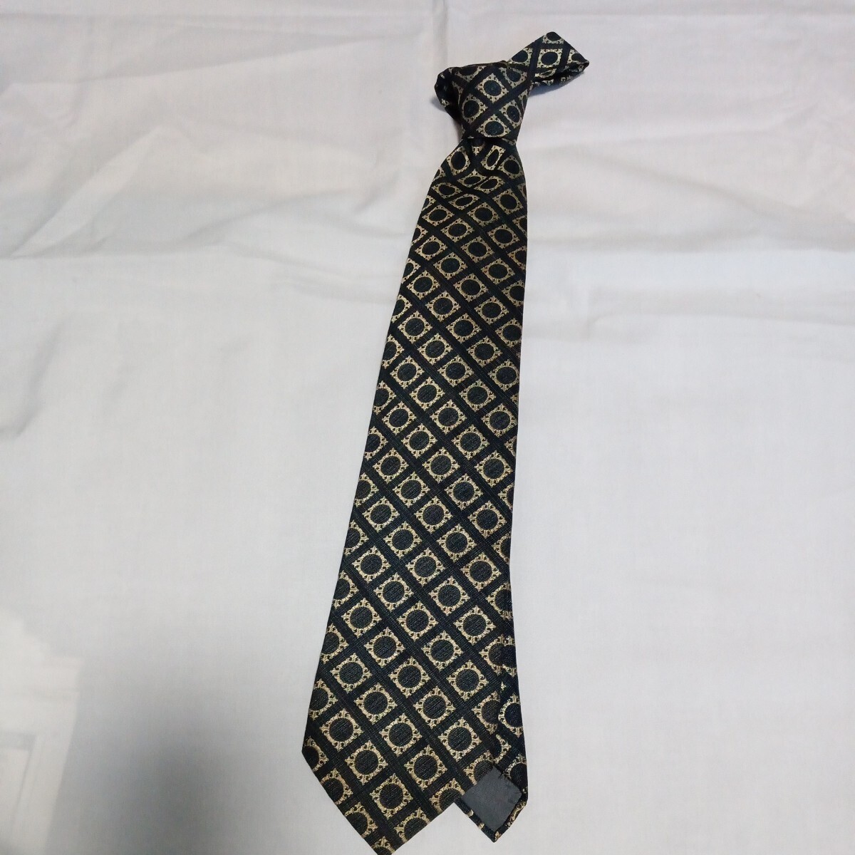 最高級　手織りつむぎ　ネクタイ。100％絹。　剣先ー8センチ。配送料無料。_画像1