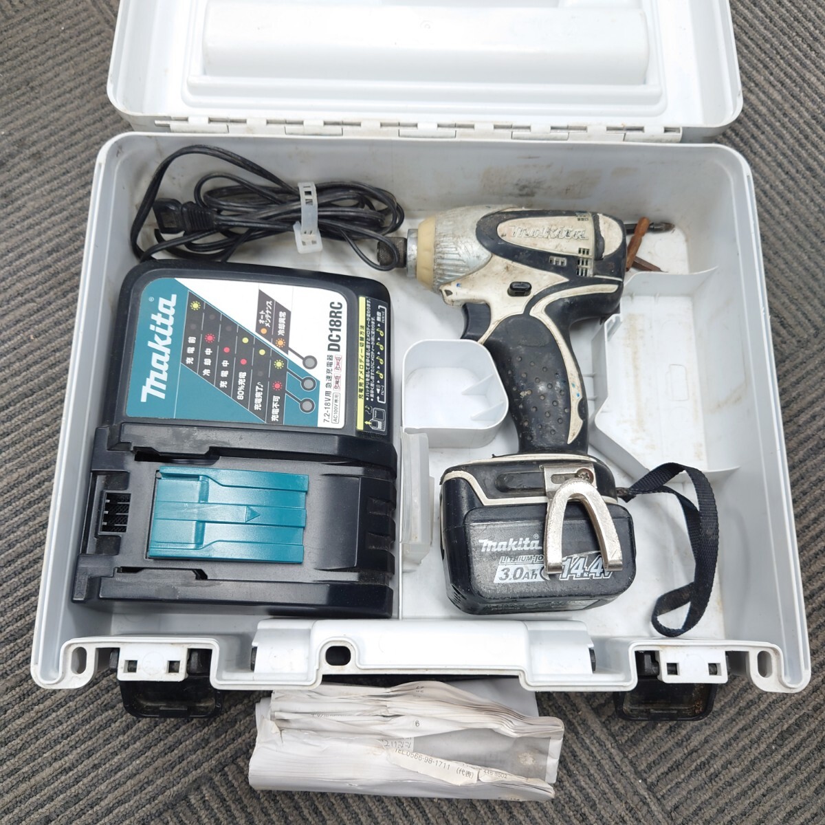 I887 電動工具 makita 充電式インパクトドライバ 14.4V TD130D 充電器DC-18RC マキタ インパクトドライバ 中古 ジャンク品 訳ありの画像1