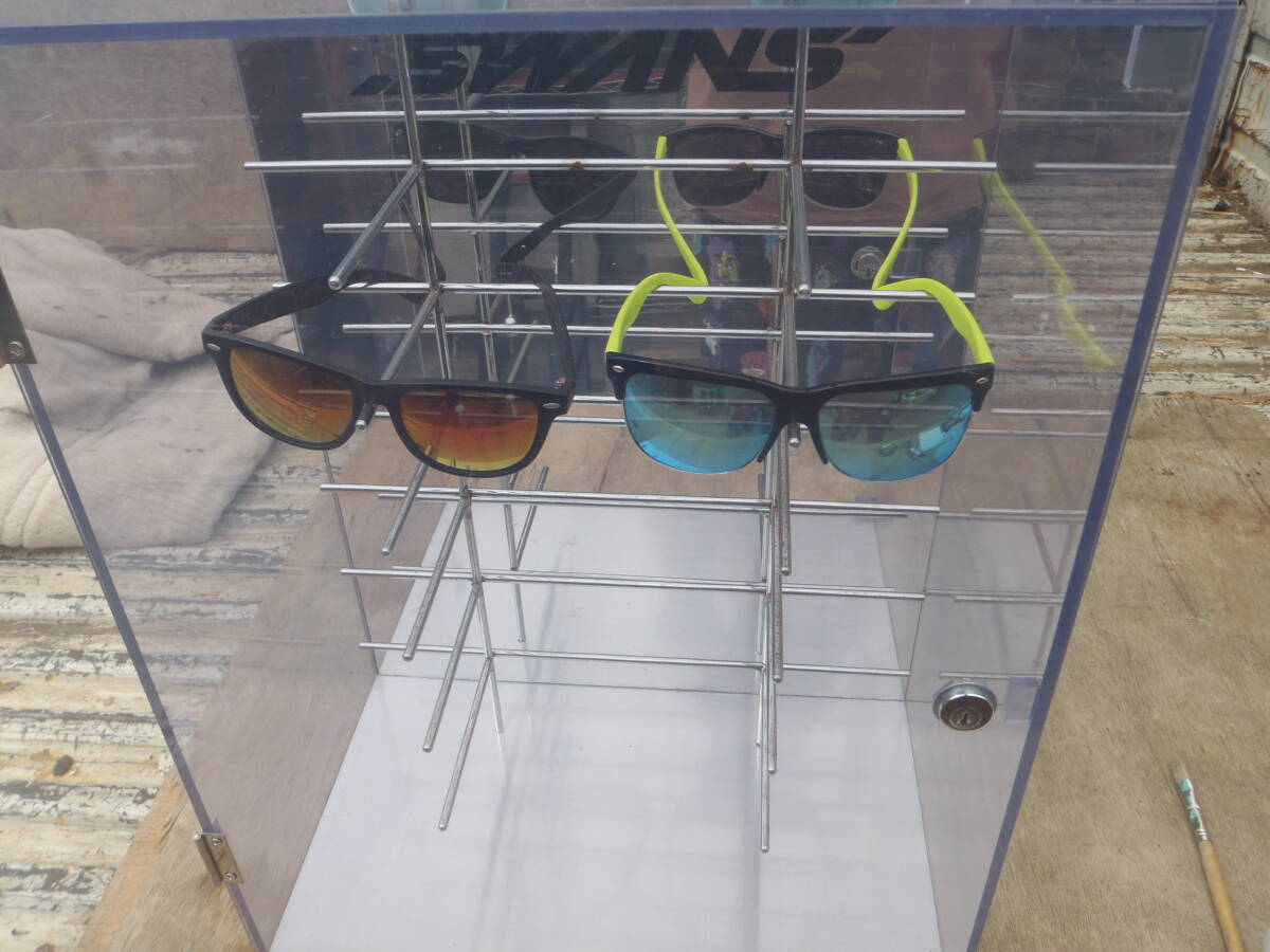 ③ sunglasses display case 22 piece key un- possible 