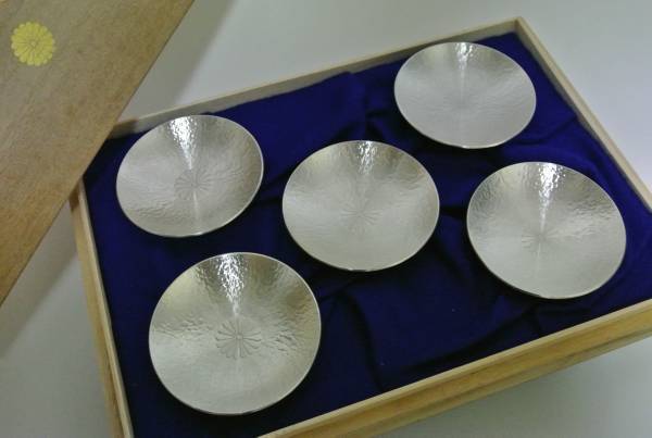 アンティーク　天皇陛下菊の御紋入受賞記念品純錫製盃　逸品