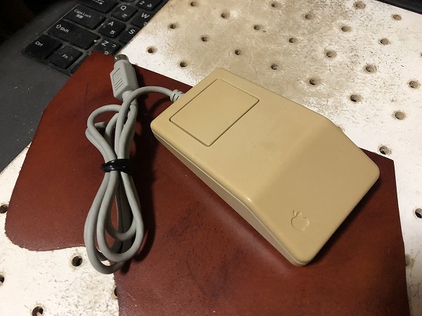 日焼け気味 清掃・メンテナンス済 Macintosh Apple純正 バスマウス Apple Desktop Bus Mouse(XX240402)の画像1