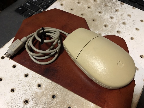 日焼け気味 清掃・メンテナンス済 Macintosh Apple純正 バスマウス Apple Desktop Bus Mouse2(XX240403)の画像1