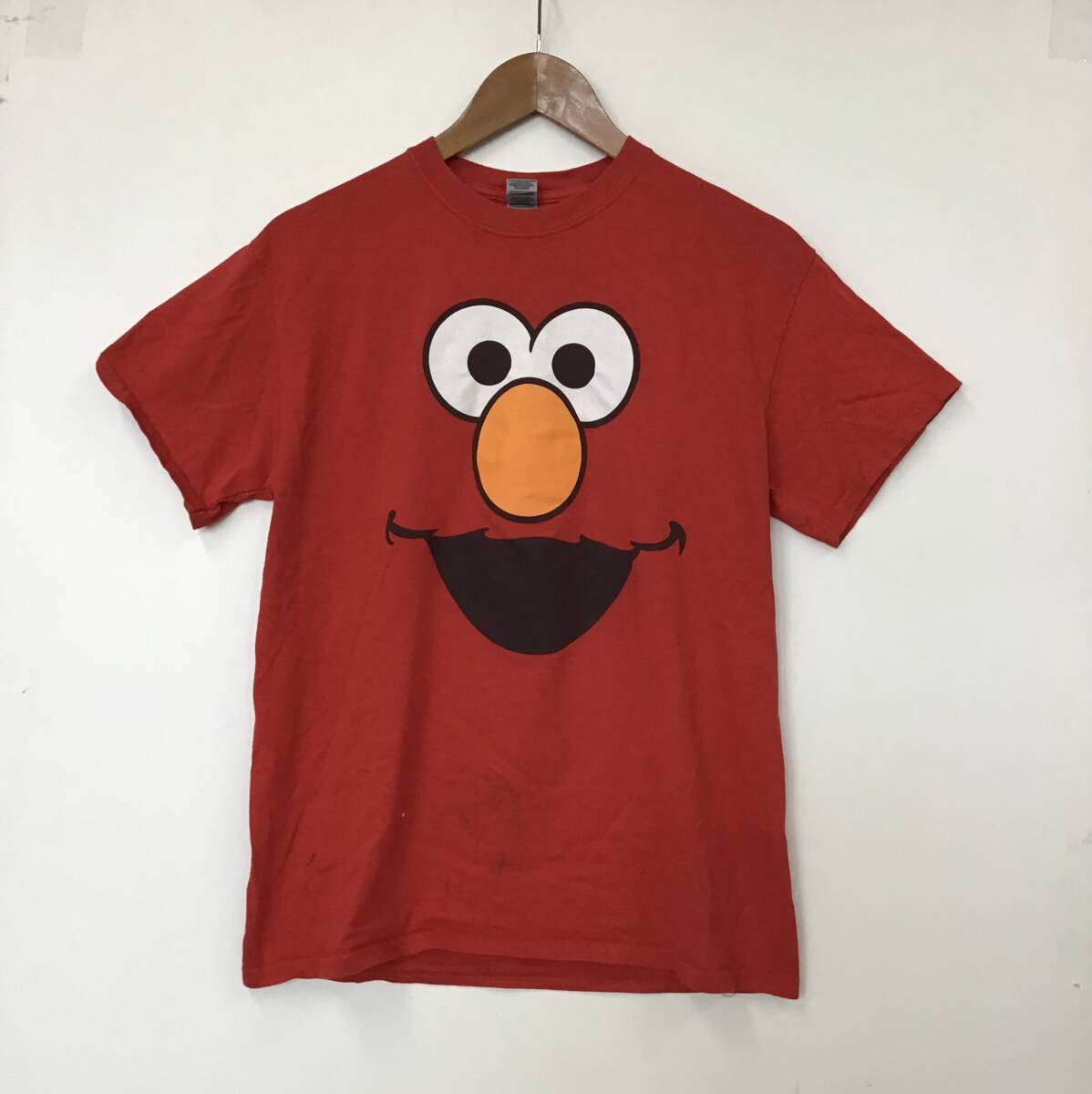 《 H 645》GILDAN 半袖Tシャツ プリントTシャツ ユニセックス Mサイズ 赤 キャラクター トップス 1円スタート アメリカ古着 古着卸_画像2