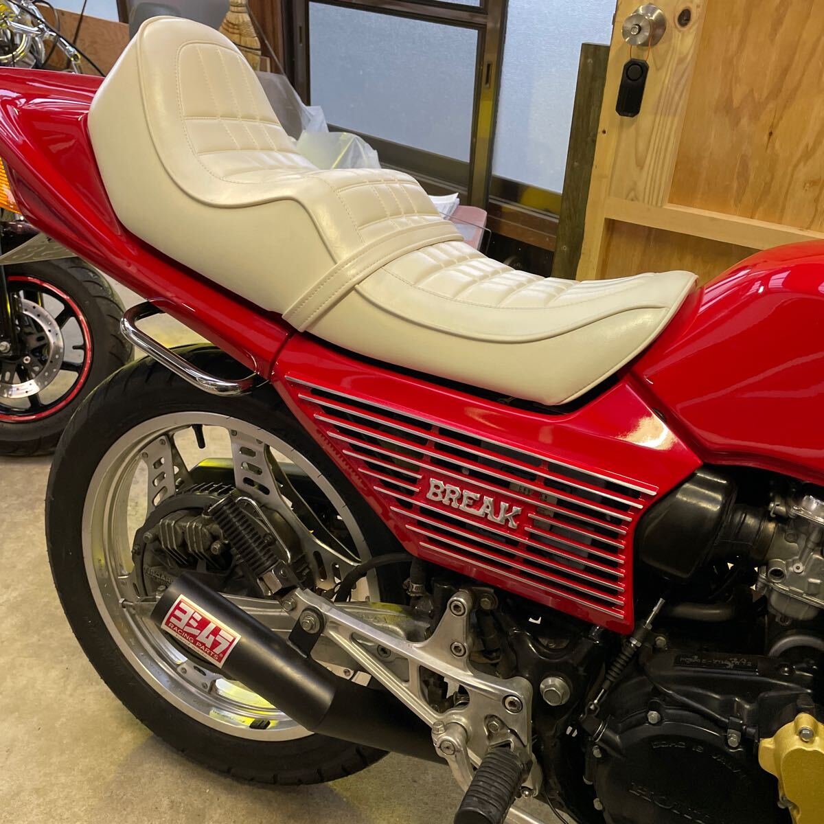 Yahoo!オークション - CBX400F CBX550F用チョビ三段シート Yahoo!オークション - CBX400F CBX550F用チョビ三段シート