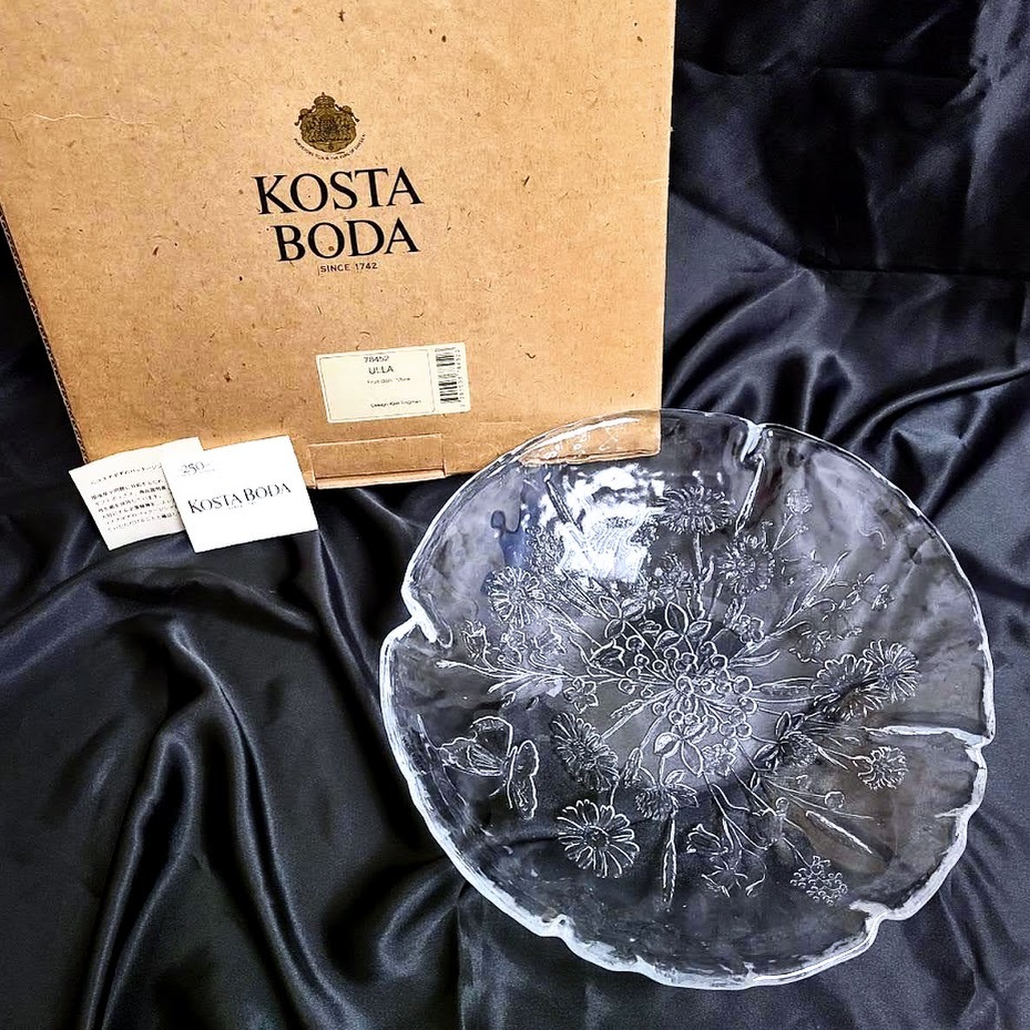 【18647】★未使用★ KOSTA BODA コスタボダ ULLA ウラ クリスタル ガラスプレート 大皿 蝶 花 1742 スウェーデン 北欧 洋食器 直径約30cm_画像1