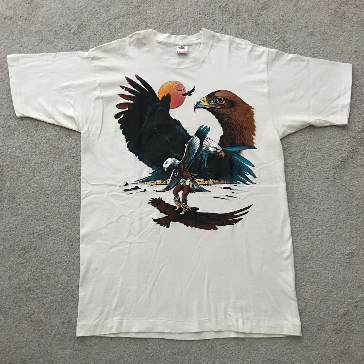 90's USA製 インディアン & イーグル 発泡プリント 半袖 Tシャツ フルーツオブザルーム ビンテージ アートT 白頭鷲 袖/裾シングル LARGEの画像1