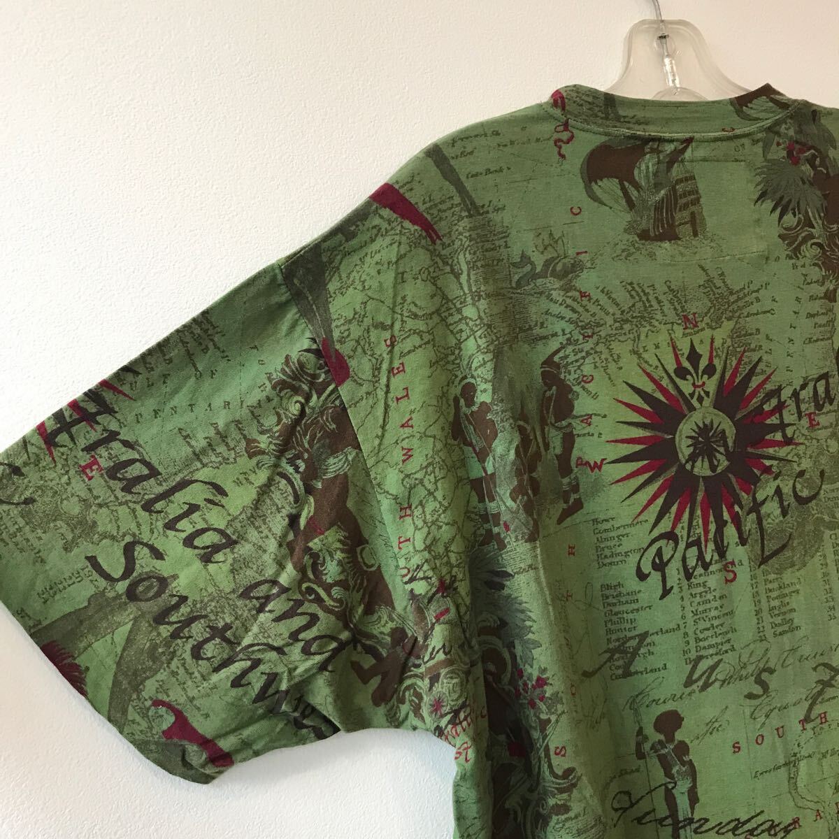 美品 90s イタリア製 FERRE JEANS フェレ・ジーンズ 総柄 Tシャツ グリーン SMALL (実寸 M-L) 世界地図 六分儀 航海図 鸚鵡 船 S/S T-SHIRT