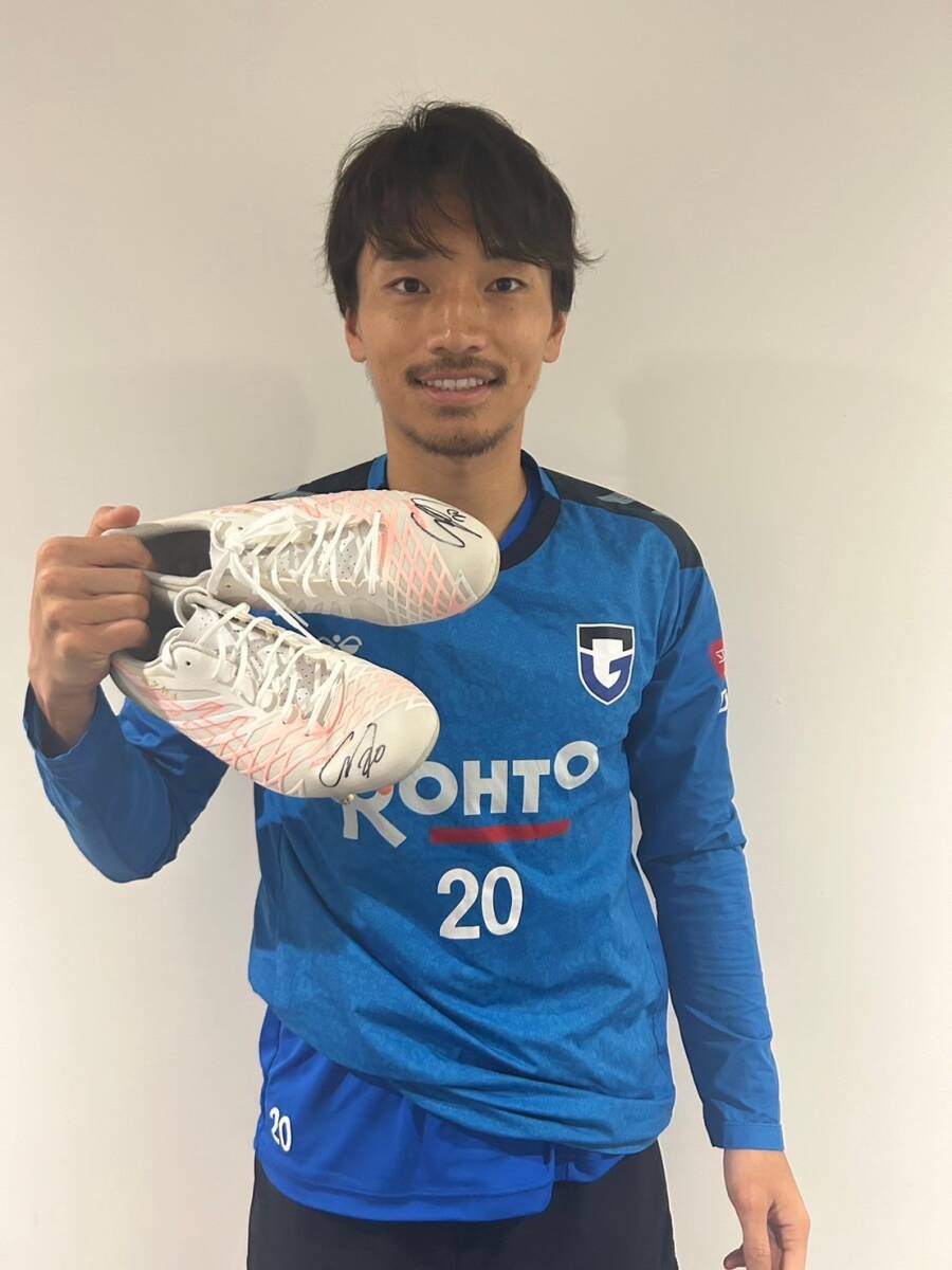 [ charity ] middle ....(G Osaka ) autographed spike 135