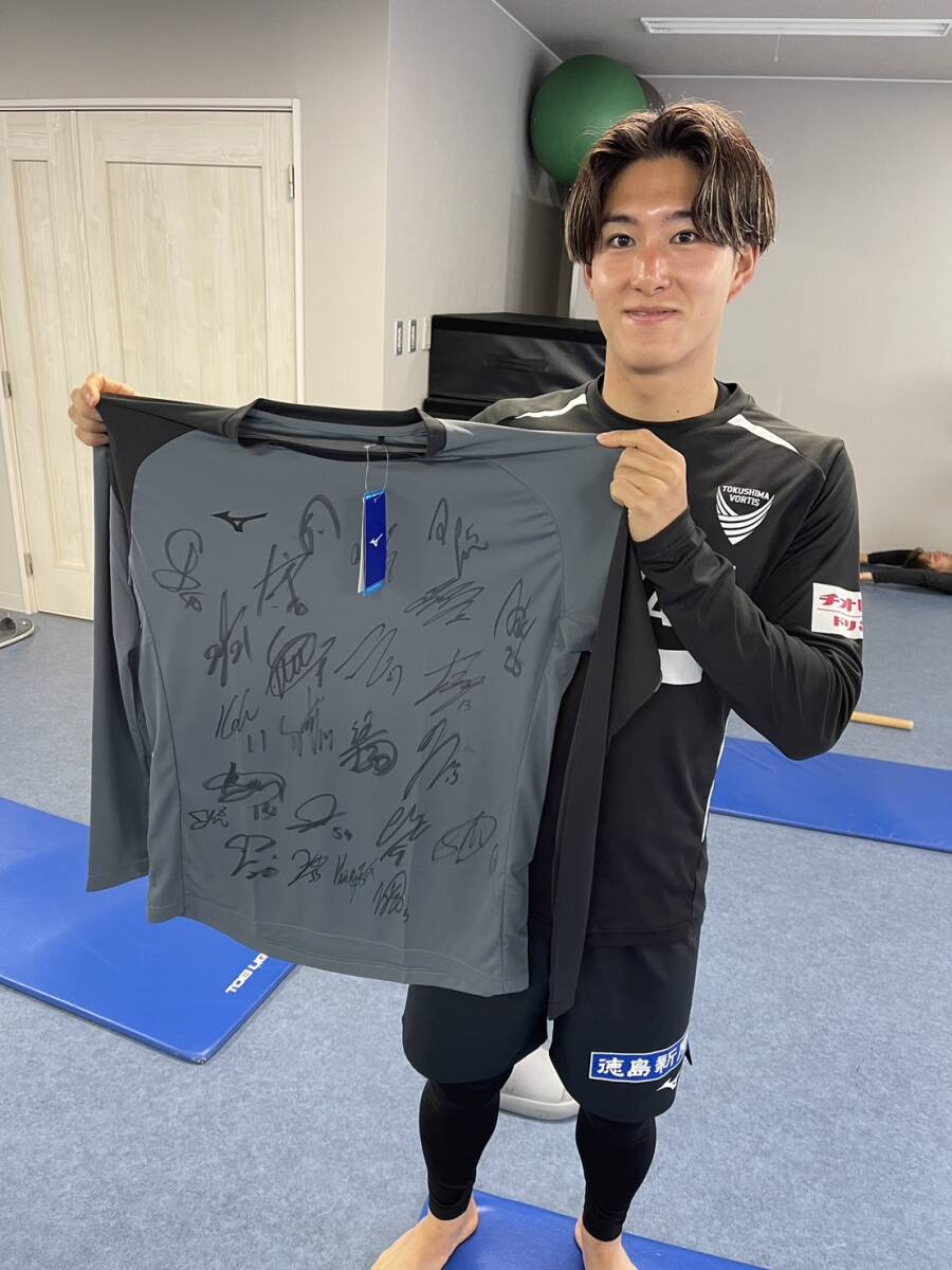 [ charity ] Tokushima vorutis player . autographed T-shirt 206