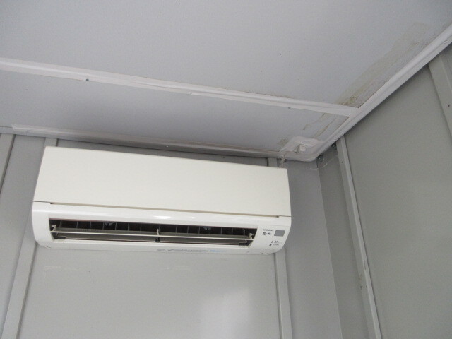 * three . Fronte a made secondhand goods CT-31DXH air conditioner attaching *