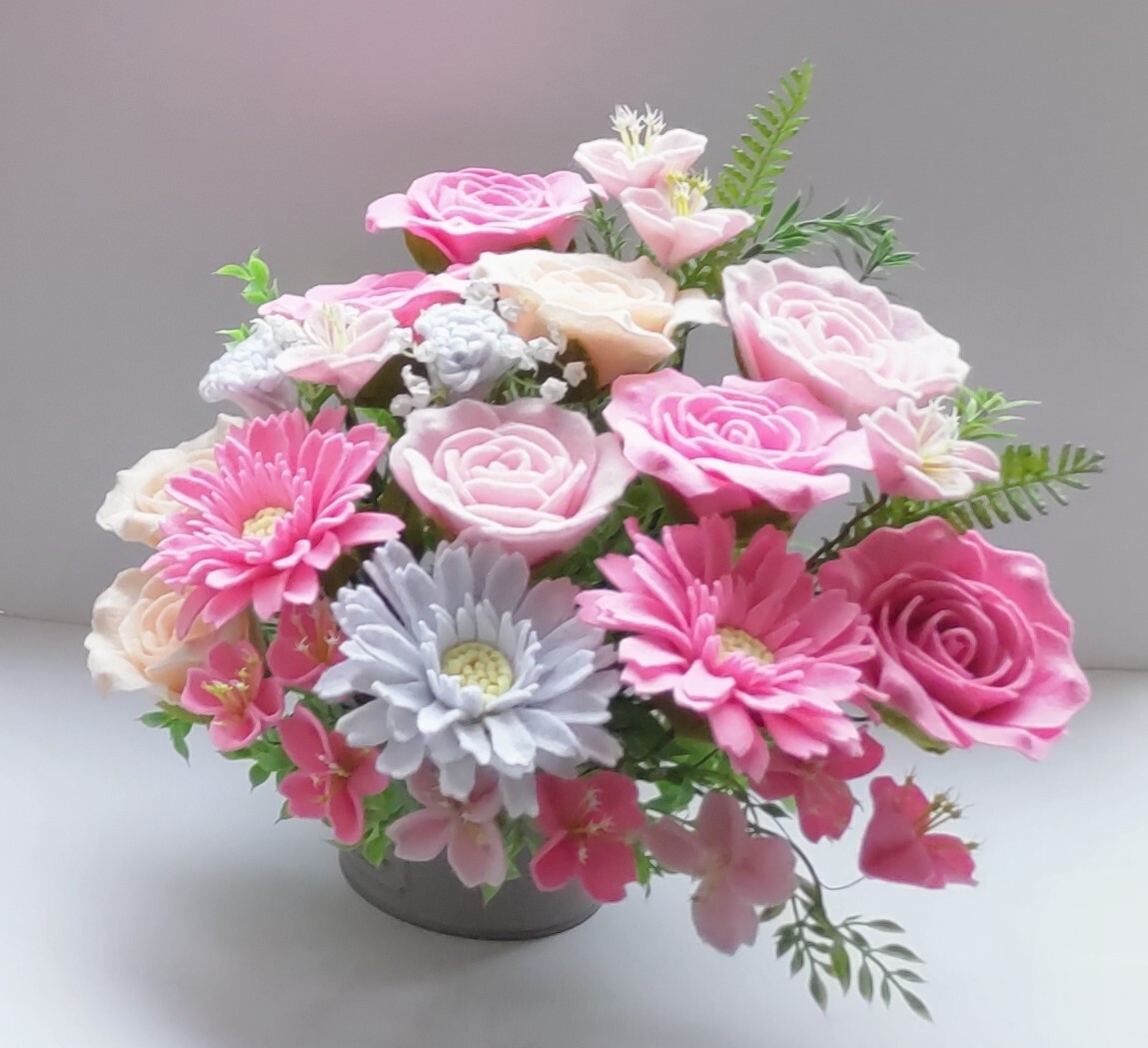 ☆フェルトで作ったピンクのバラの花、ガーベラの花、可愛い花たち☆の画像1