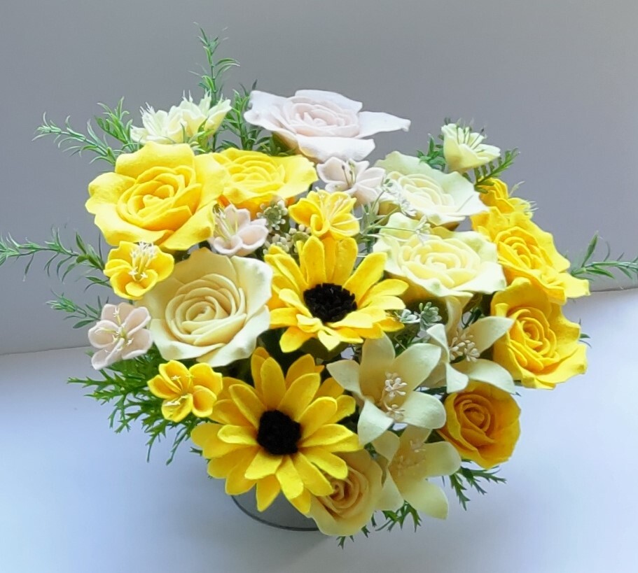 ☆フェルトで作った黄色いバラの花とミニひまわりの花の花、ユリの花、可愛い花たち☆の画像4