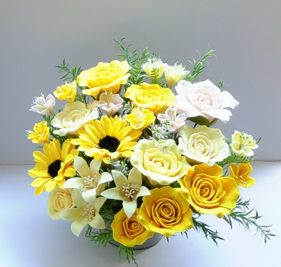 ☆フェルトで作った黄色いバラの花とミニひまわりの花の花、ユリの花、可愛い花たち☆の画像1