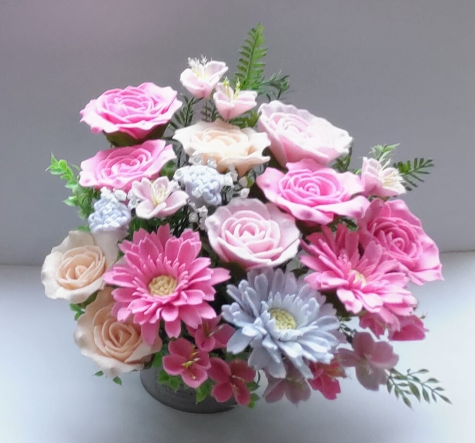 ☆フェルトで作ったピンクのバラの花、ガーベラの花、可愛い花たち☆の画像4