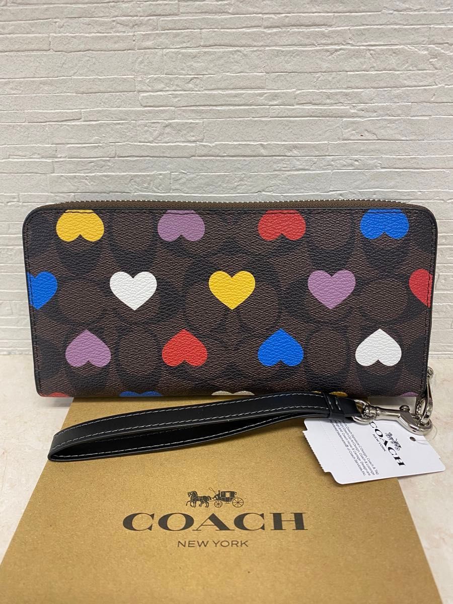 [新品未使用]COACHハート柄ラウンドファスナー長財布　ストラップ付き　ギフトボックス付き