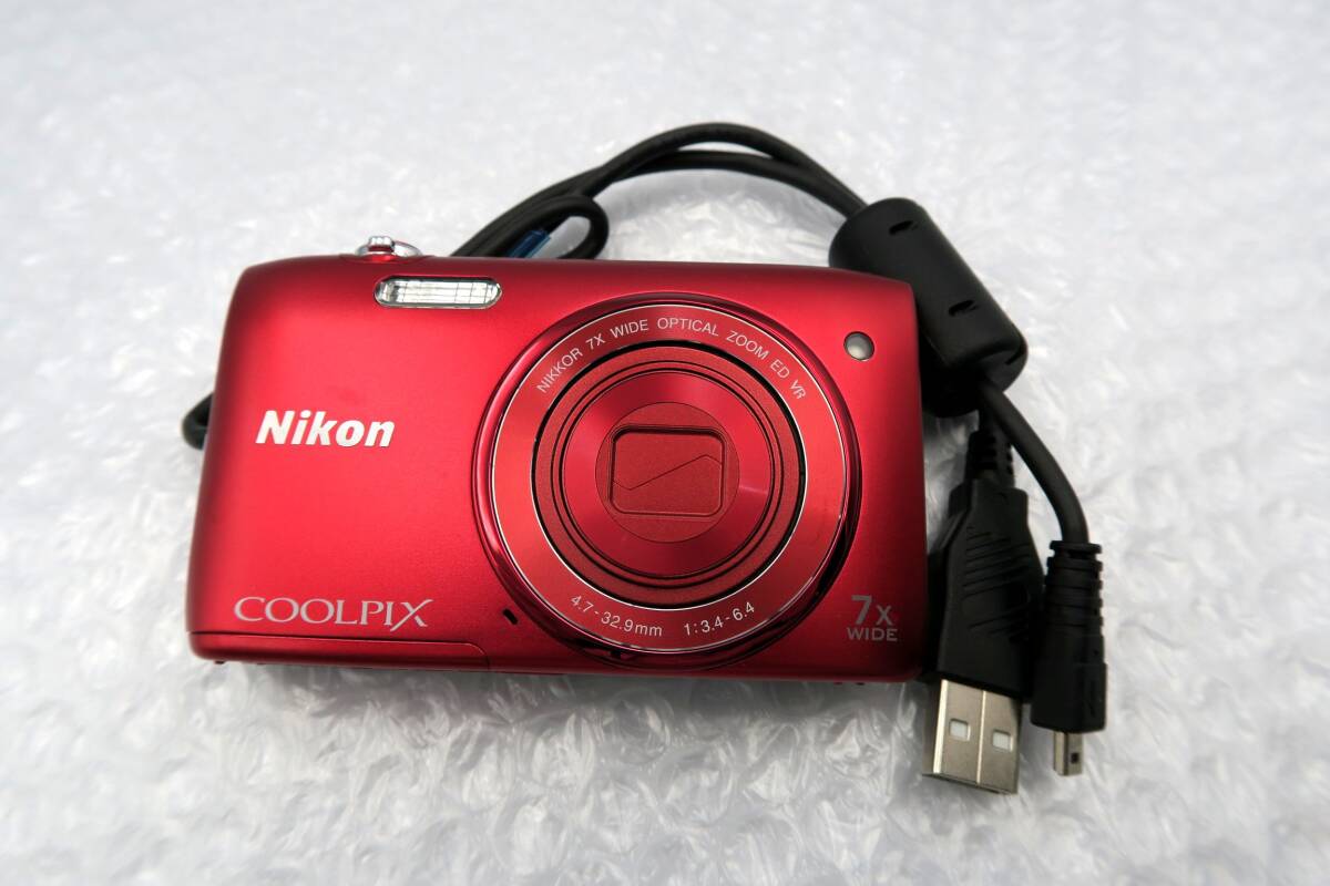 ★【ト足】NIKON ニコン COOLPIX S3500 コンパクト デジタルカメラ 赤 レッド CBZ01ZZA94_画像1