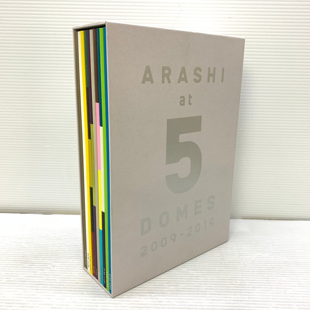 MIN【中古品】 嵐 ARASHI at 5 DOMES 2009-2019 FC限定写真集 〈5-240424-KS-24-MIN〉の画像1