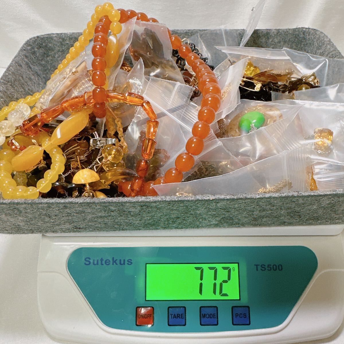 黄色 イエロー系 アクセサリー 大量 まとめ 約700g 0.7kg 琥珀 アンバー べっ甲 鼈甲 ネックレス ペンダント イヤリング ブローチ 等_画像2