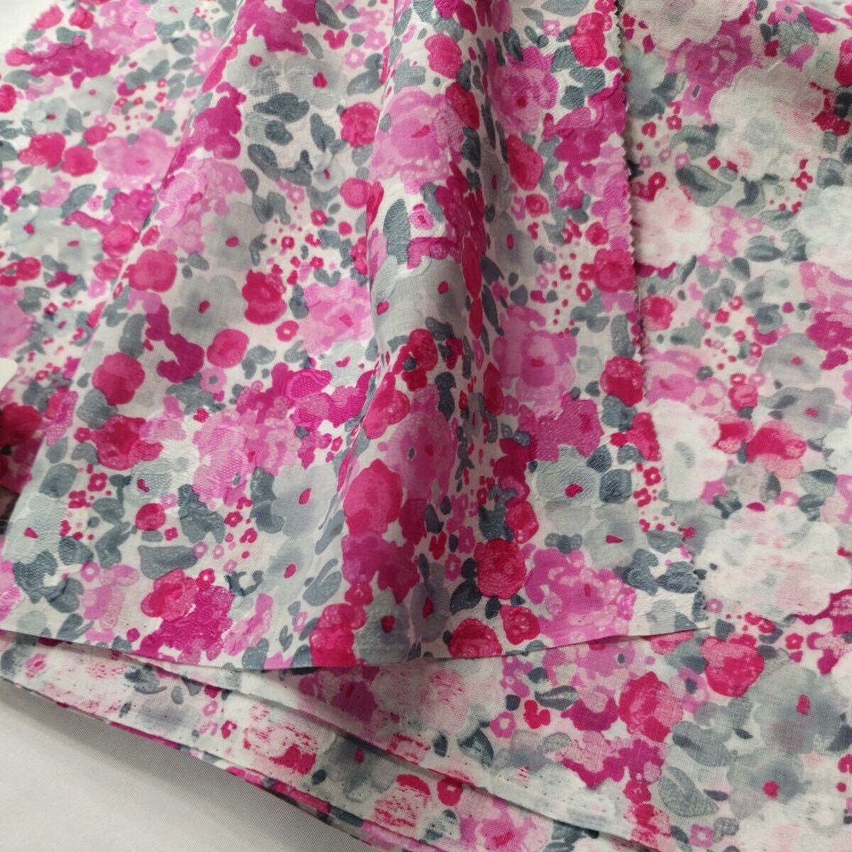 イタリア製高級婦人服地 ピンク系とグレーの水彩風花柄　コットン100%のジャガード生地 薄手 多少の透け感あり 90cm幅×3.5m 0412-313(6)_画像1