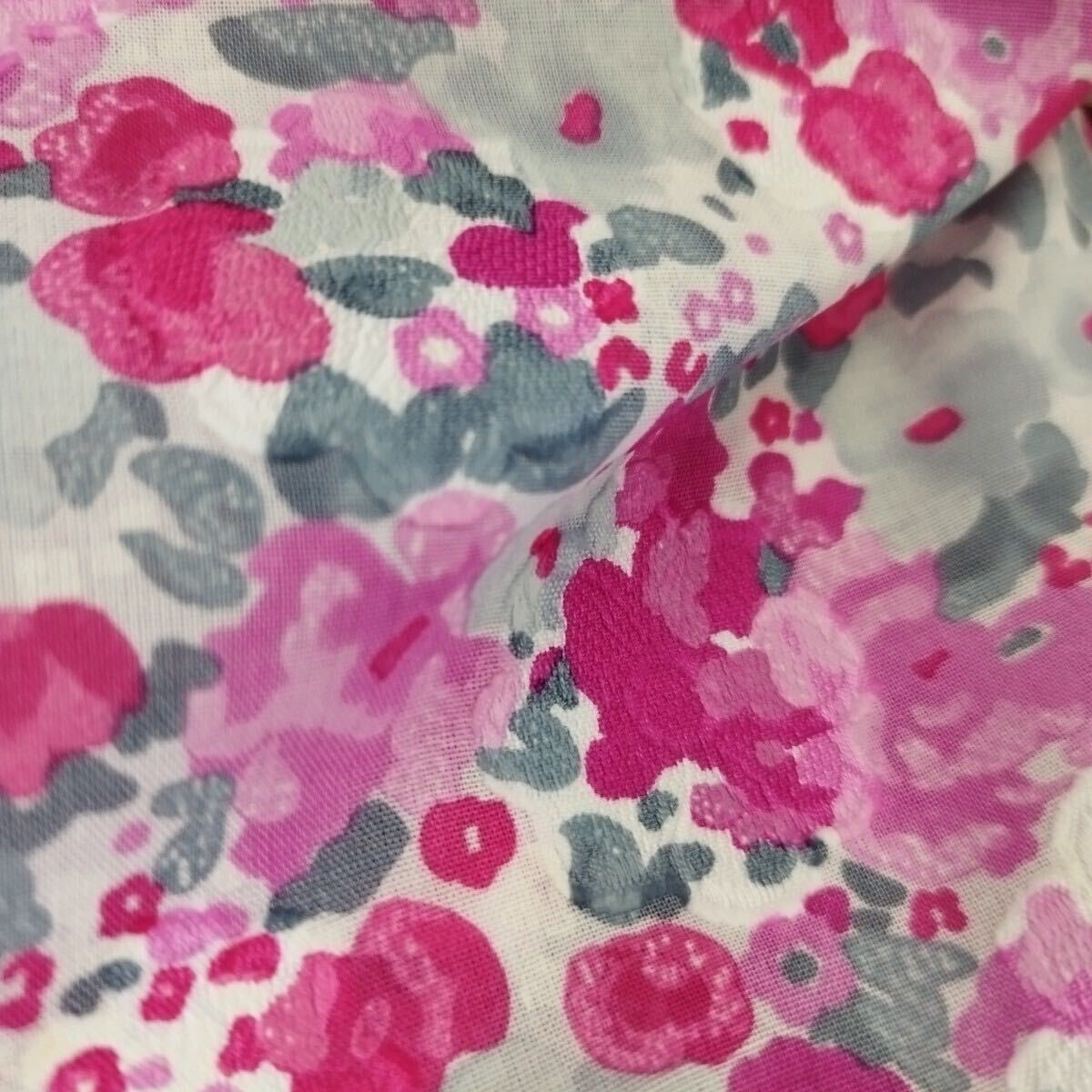 イタリア製高級婦人服地 ピンク系とグレーの水彩風花柄　コットン100%のジャガード生地 薄手 多少の透け感あり 90cm幅×3.5m 0412-313(6)_画像4