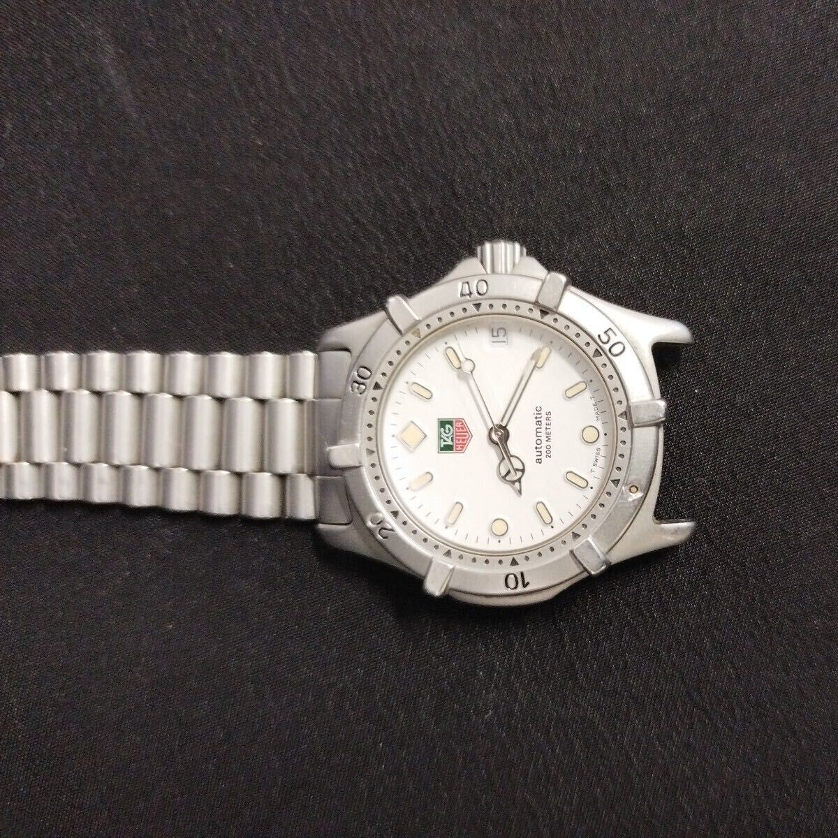【ジャンク】タグホイヤー TAG Heuerプロフェッショナル WE2111 メンズ 腕時計 自動巻き デイト ホワイト文字盤 SS 0428-12[6]_画像2