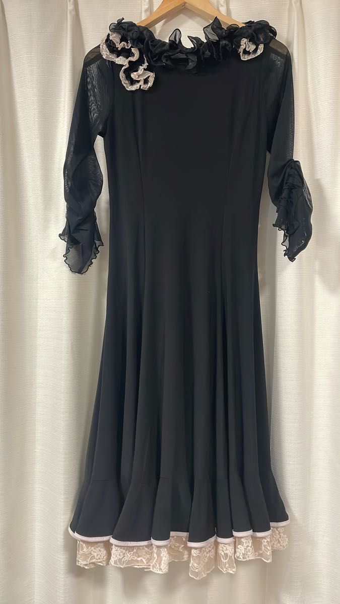 華やかクラシカルドレス　ブラック社交ダンス衣装　アイボリーレース　モダンドレス　スタンダードドレス