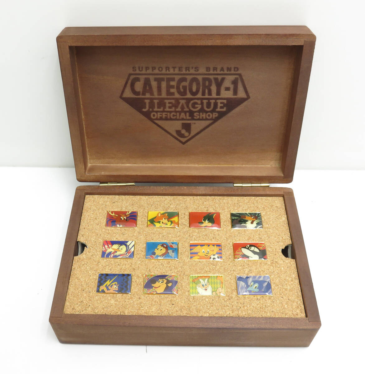 *J.LEAGUE/J Lee gCATEGORY-1 футбол эмблема значок 12 шт. комплект дерево в коробке сувенир 