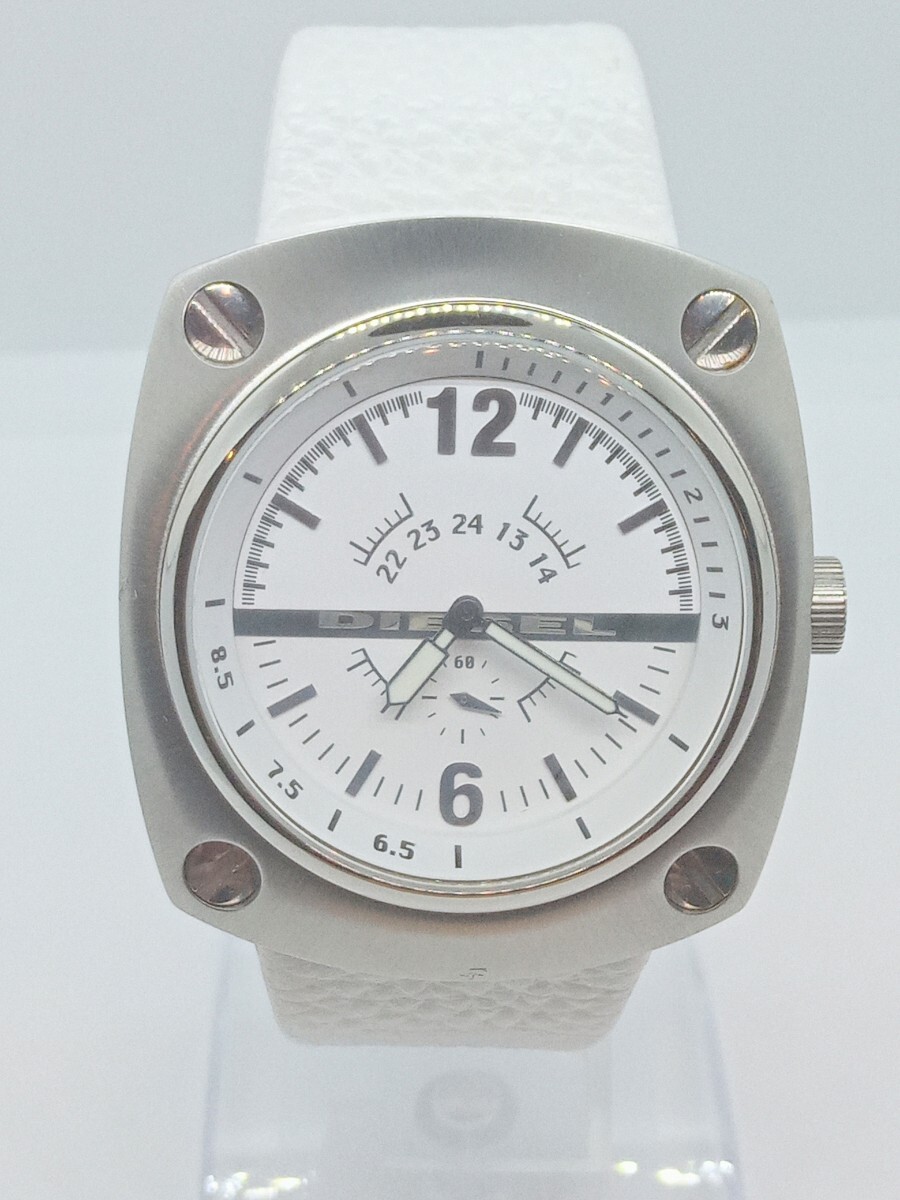  DIESEL ディーゼル DZ-1229 白文字盤 スモセコ メンズ腕時計 レザーベルト 電池交換済み 稼動品 中古品 箱あり 説明書あり クォーツ_画像2