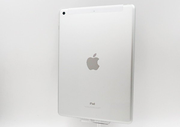 ◇【docomo/Apple】iPad 第6世代 Wi-Fi+Cellular 32GB MR6P2J/A タブレット シルバーの画像1