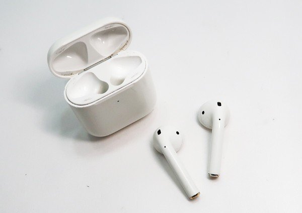 ◇【Apple アップル】AirPods with Wireless Charging Case 第2世代 MRXJ2J/A イヤホン ホワイトの画像1