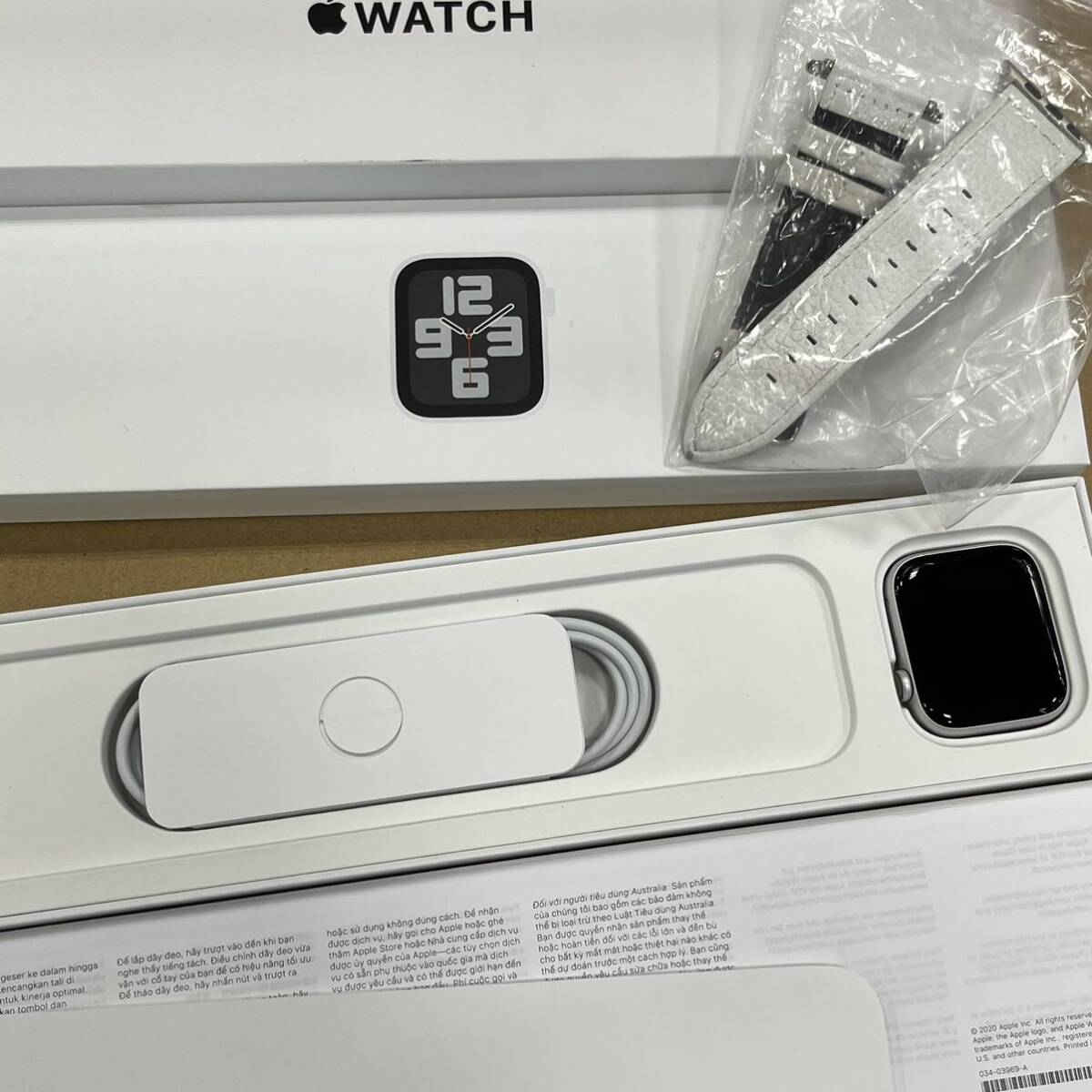 B225【ジャンク品】/ Apple Watch SE MNQ23J/A 第2世代 シルバー アルミニウム 44mm ホワイトスポーツバンド GPSモデル Cellularの画像3