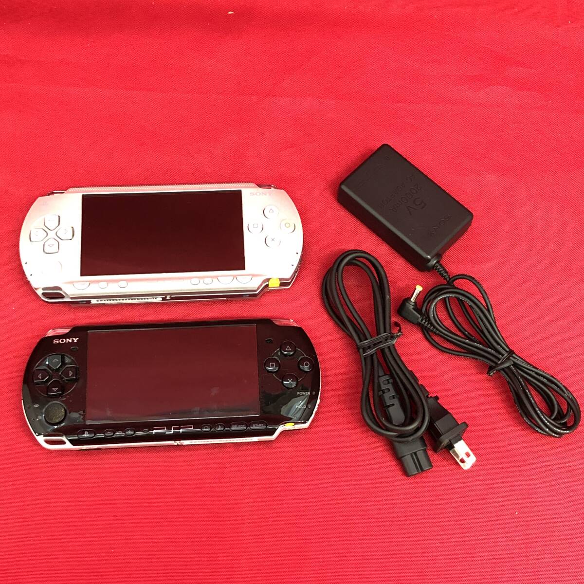 □PSP本体2台セット/動作OK/送料無料【PSP本体/PSP-1000/シルバー/PSP-3000/ブラック/PlayStation Portable/SONY】現状品 (M0424)の画像1