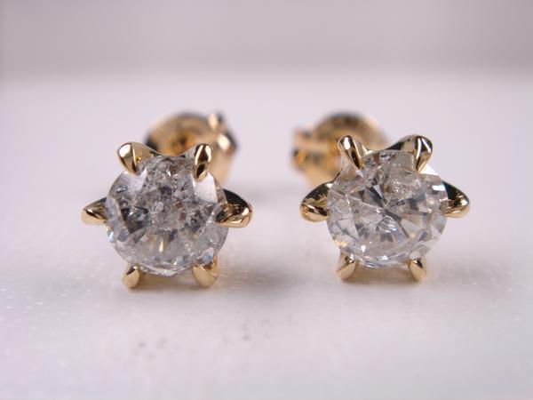 ★新品・送料無料★18金ダイヤスタッドピアス★０．６２ｃｔ_着けると、かなりのボリュームです