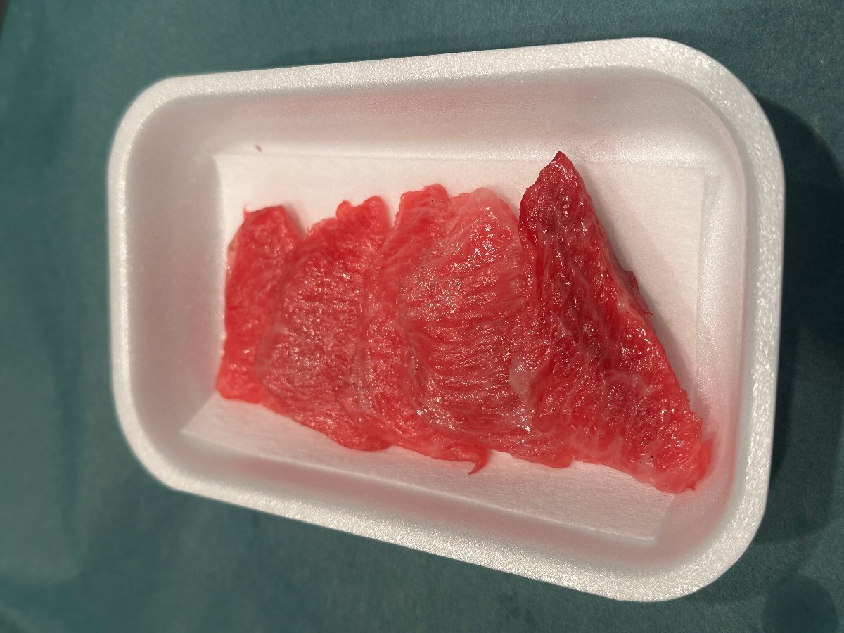 **NEW!! рабочее время ... порванный .. щека мясо тунец. редкий часть щека мясной . sashimi 1 порции (40g~)**