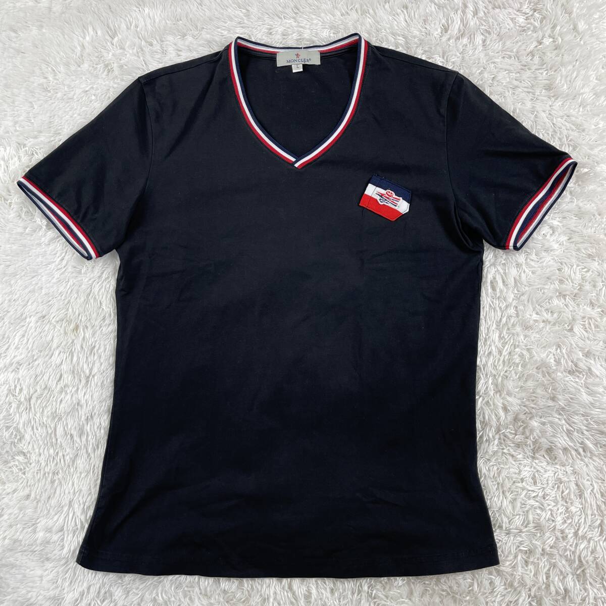 モンクレール グルノーブル Tシャツ ブラック トリコロールワッペン 半袖 Vネック 黒T MONCLER GRENOBLE コットン 綿 春夏 カットソーの画像1