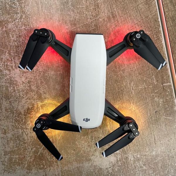 ◆人気◆美品◆ DJI spark スパーク フライモアコンボ fmc GL100A ドローン 空撮 送信機 バッテリー mc01063707の画像2