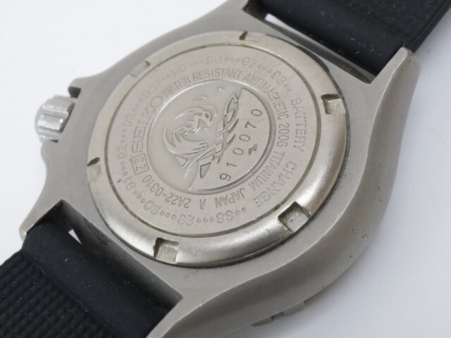 2404-588 セイコー クオーツ 腕時計 SEIKO 2A22 0310 ダイバー プロフェッショナル 200m チタン 日付_画像6