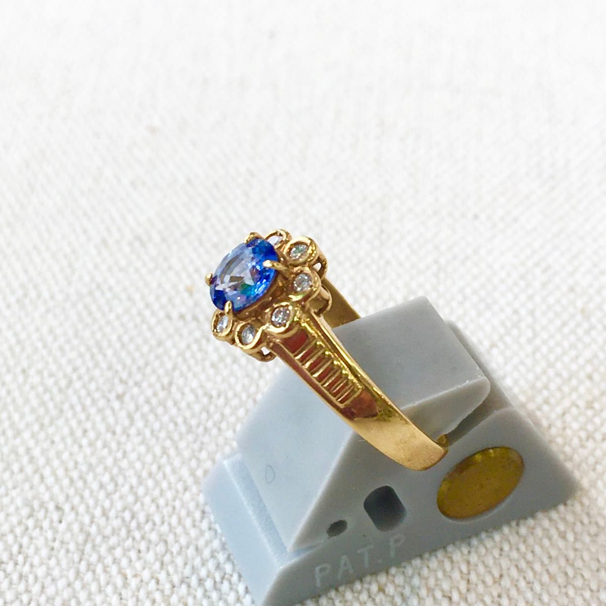 美しいアイスブルーのサファイア　18金　ダイヤモンド　リング　新品　非加熱サファイア　天然ダイヤモンド　 指輪