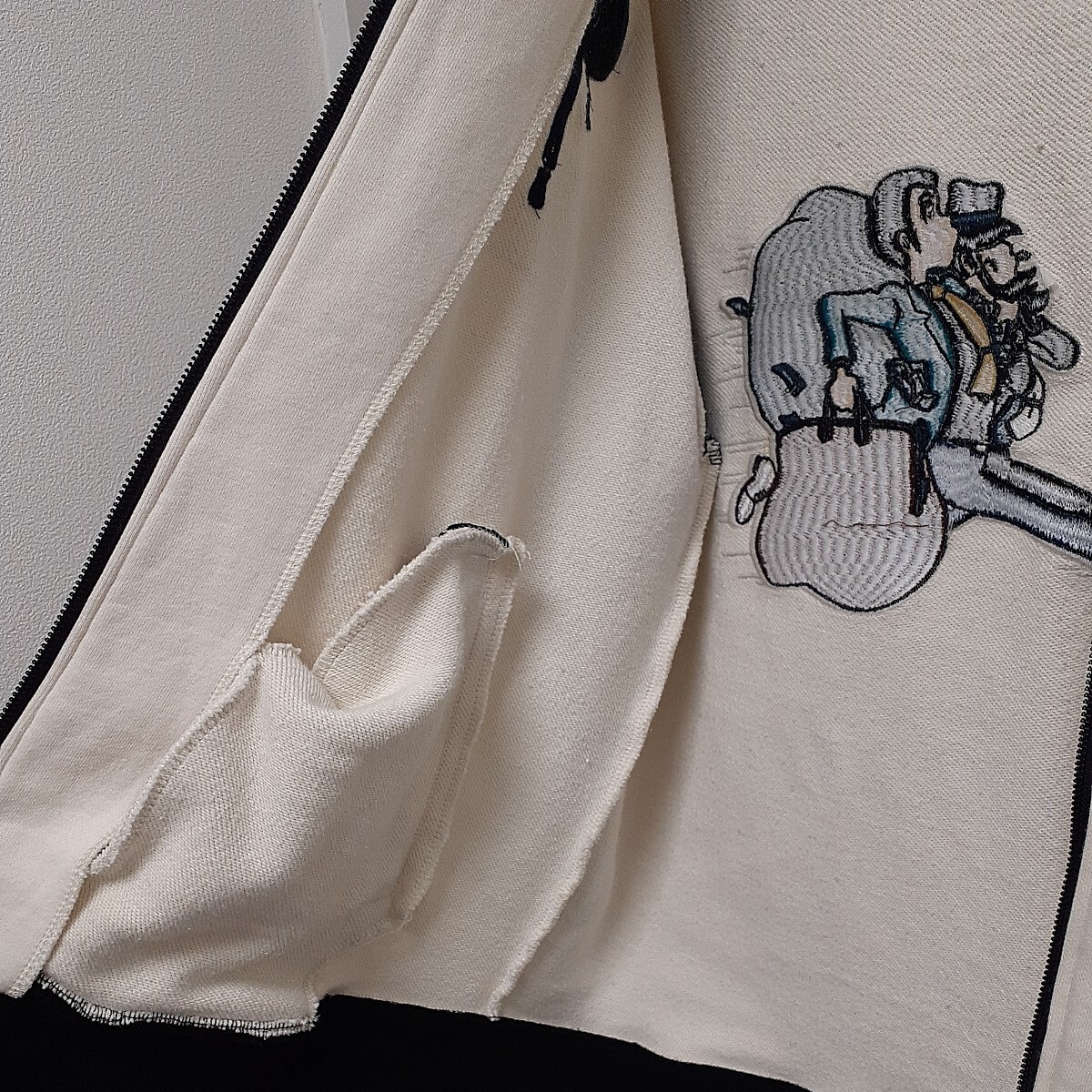 ルパン三世　刺繍　フルジップパーカー カリオストロの城 ブラック×ホワイト メンズ　XLサイズ　エ_画像7