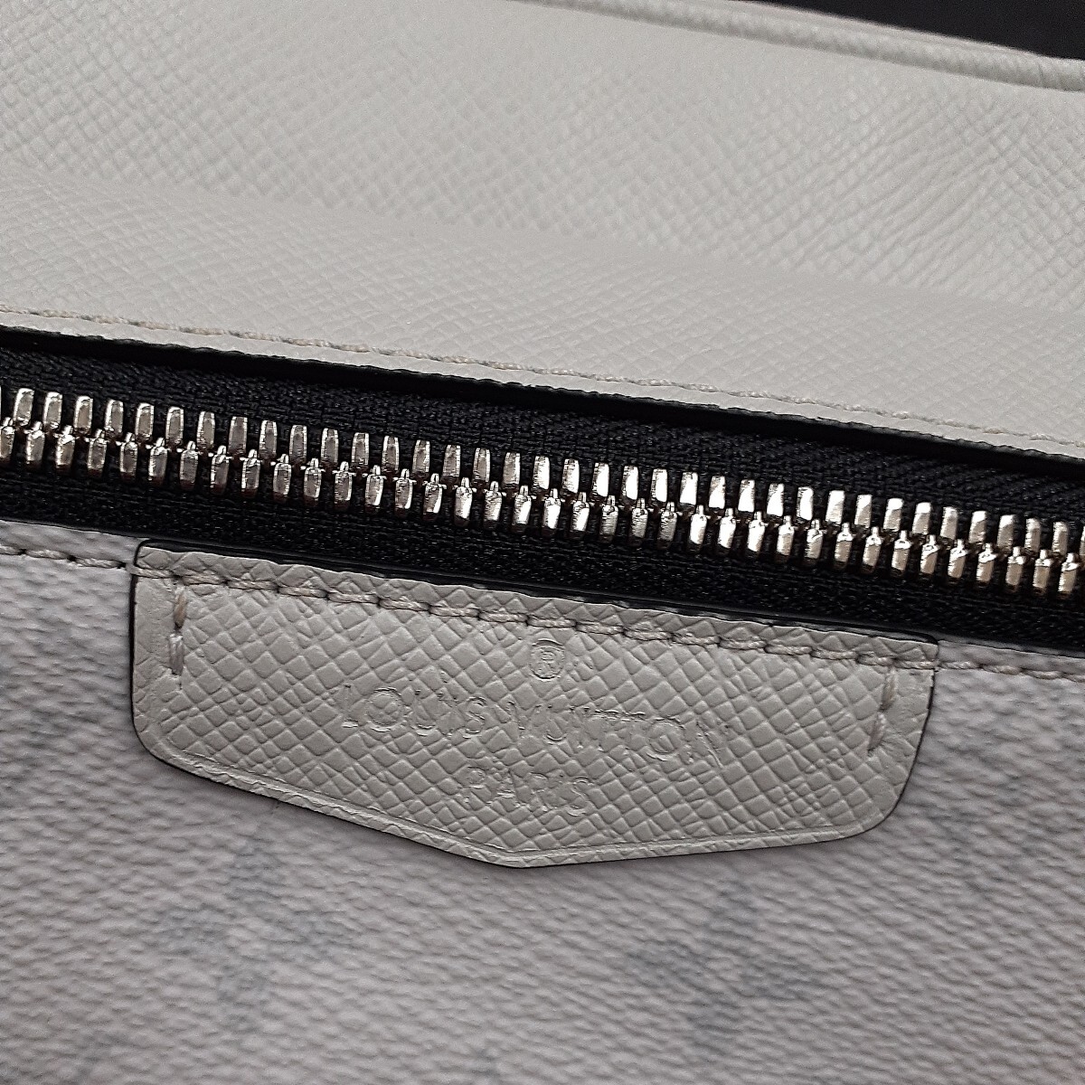 Louis Vuitton ルイヴィトン タイガラマ モノグラム バムバッグ FO2270 ホワイト系 ボディバッグ 箱 保存袋付き エの画像8