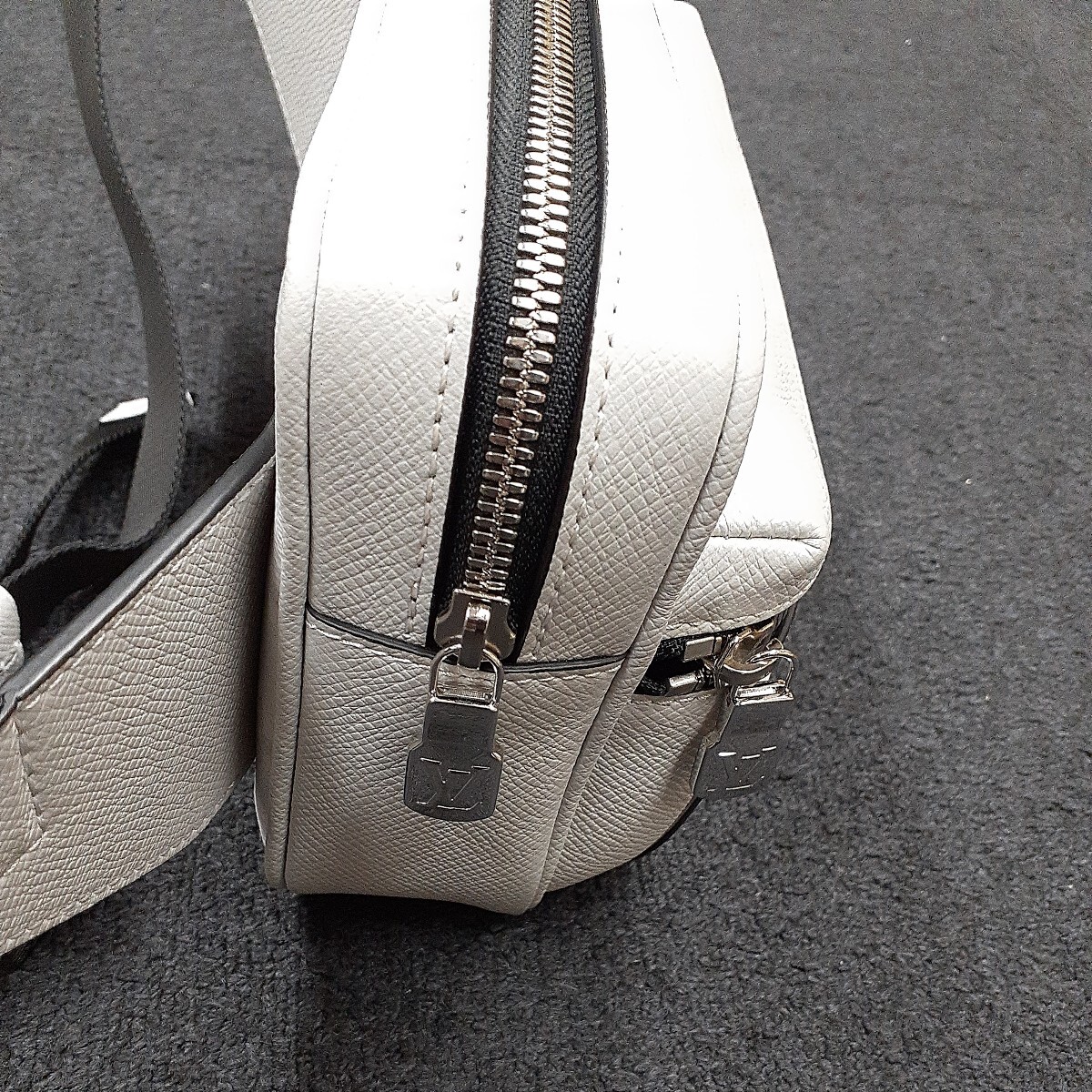Louis Vuitton ルイヴィトン タイガラマ モノグラム バムバッグ FO2270 ホワイト系 ボディバッグ 箱 保存袋付き　エ_画像5