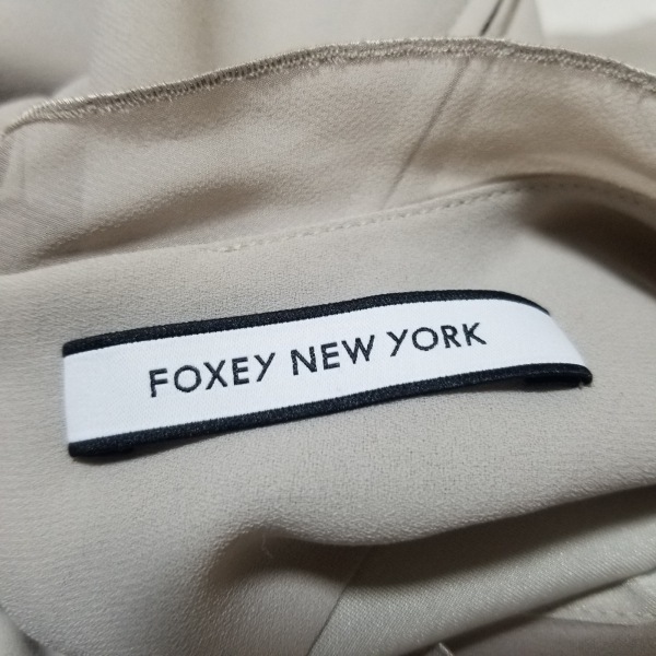 フォクシーニューヨーク FOXEY NEW YORK サイズ38 M - ベージュ レディース クルーネック/ノースリーブ/ひざ丈/ギャザー ワンピース_画像3