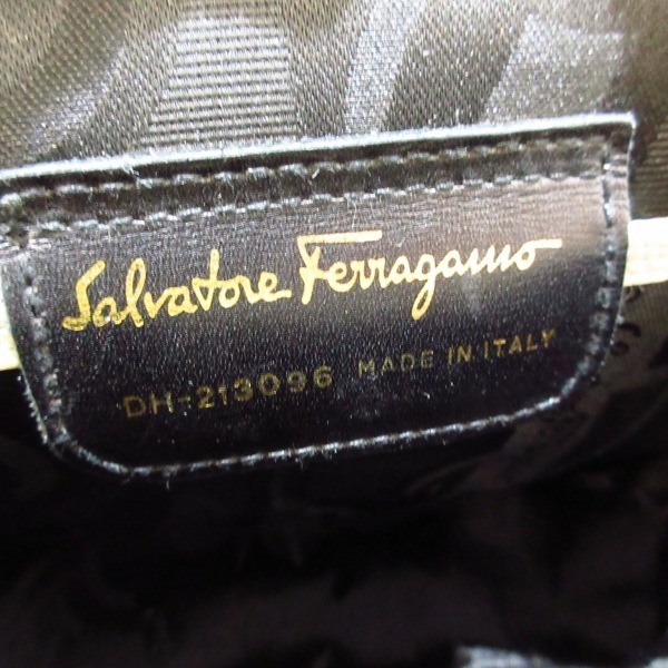 サルバトーレフェラガモ SalvatoreFerragamo ショルダーバッグ DH213096 ヴァラ レザー アイボリー 型押し加工/斜め掛け バッグ_画像8