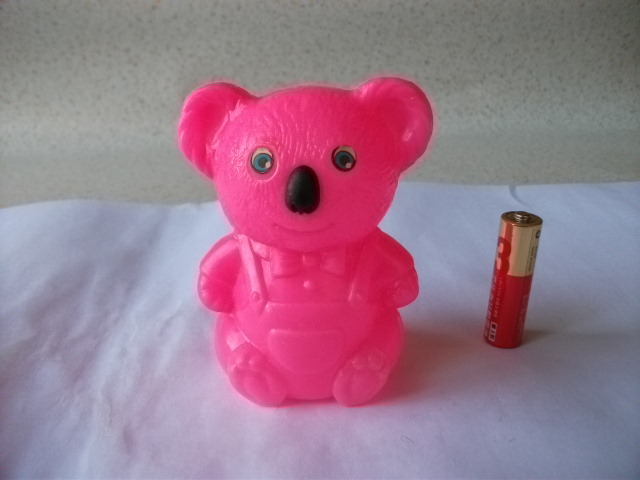 当時物  コアラ 貯金箱 樹脂製 ピンク色 フイギュア 昭和レトロ ノベルティ ビンテージの画像1